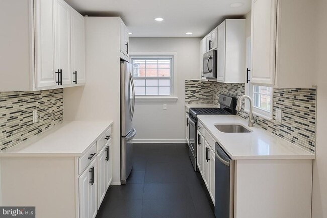 Building Photo - 3910 Canterbury Way