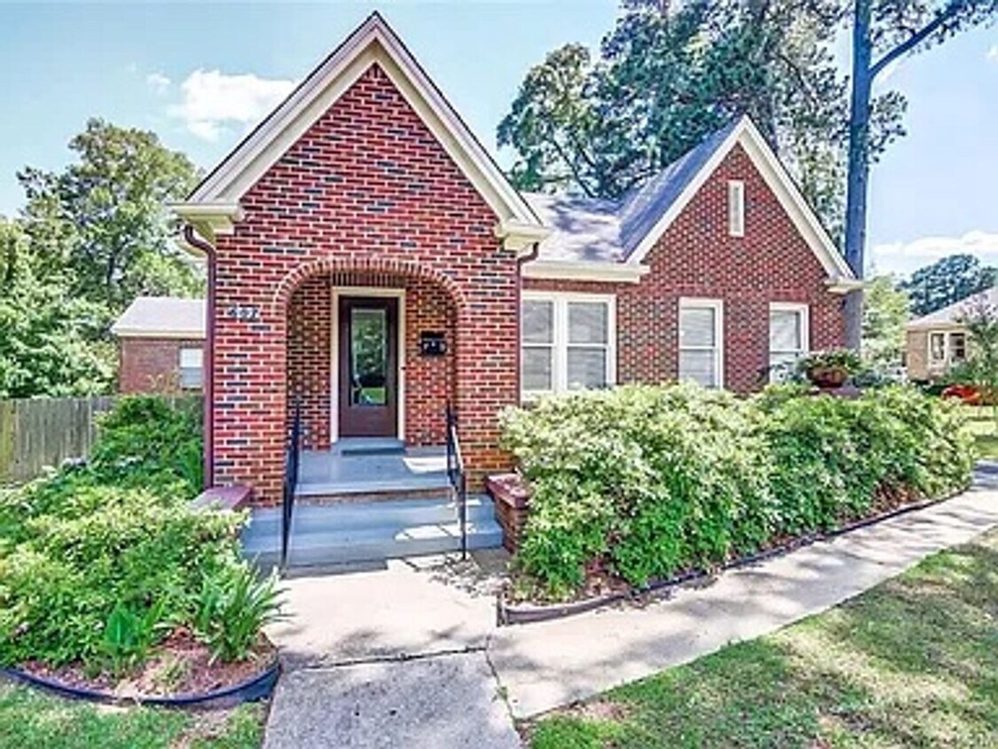 Primary Photo - Newly Remodeled 4 Bedroom Home
