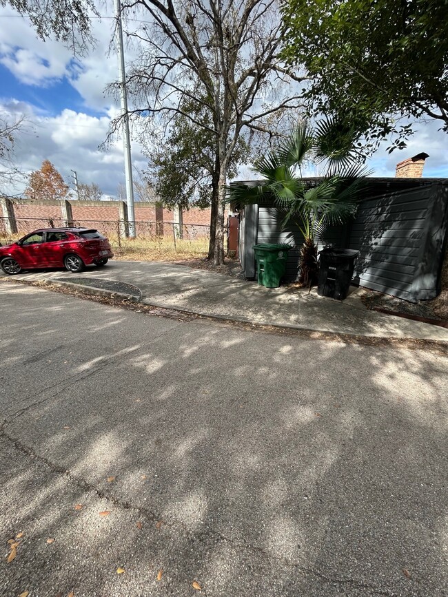 Building Photo - 1922 Vassar St