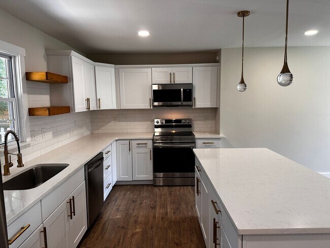 Building Photo - Adorable Woodbine House with Large Flat Ya...