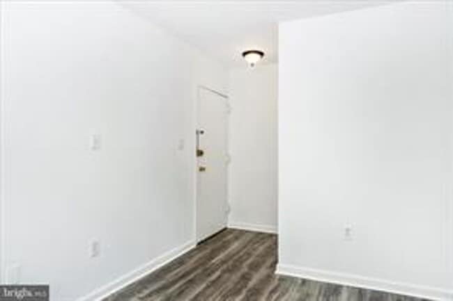 Building Photo - TOP FLOOR CONDO WITH QUIET VIEW