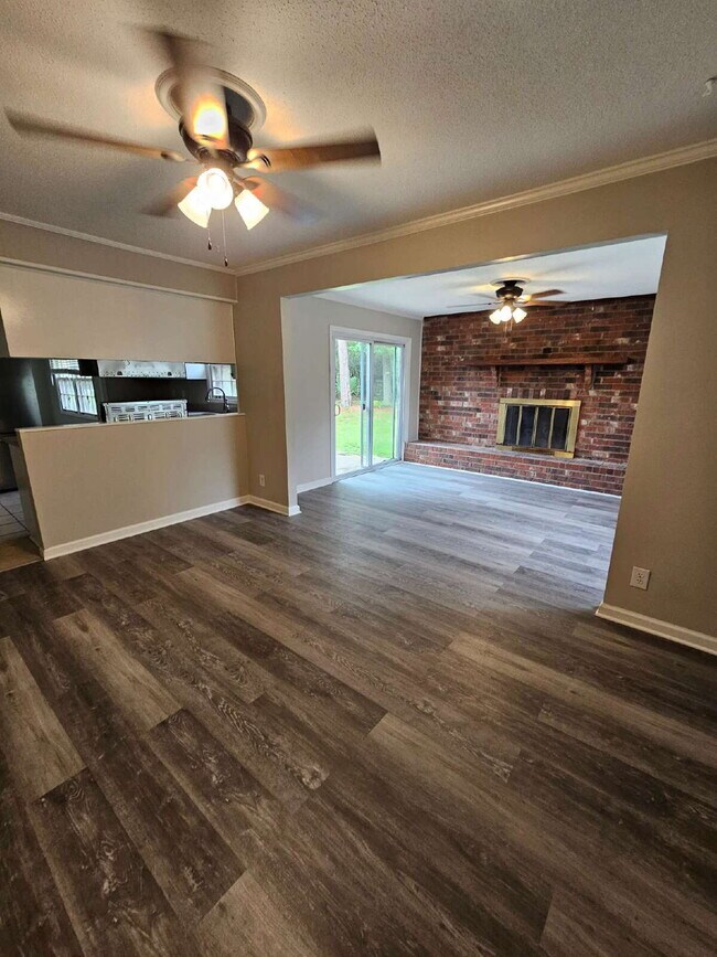 Foto del edificio - Remodeled house within walking distance of...
