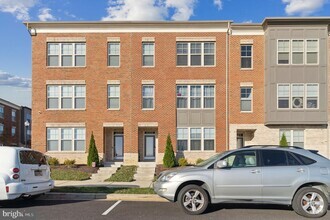 Building Photo - 5325 Manor Park Dr