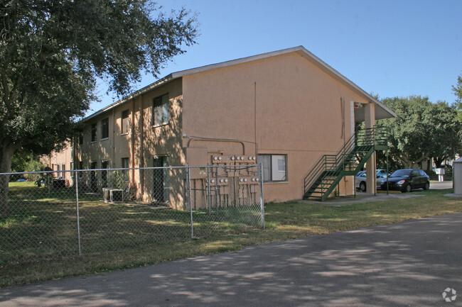 Building Photo - Garden Lakes