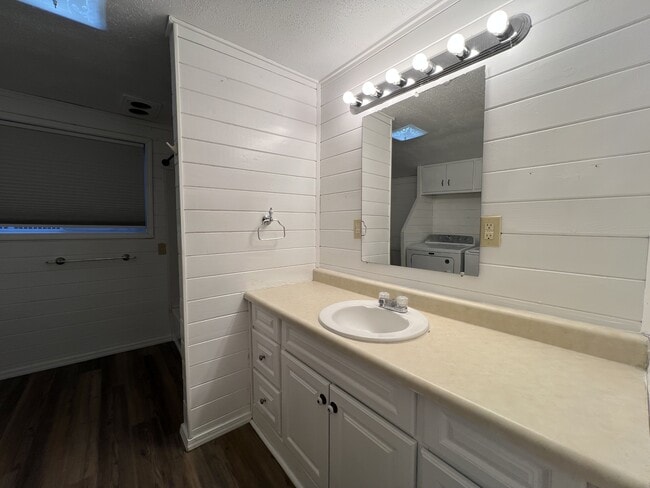 Building Photo - 1803 SE Salem Ave