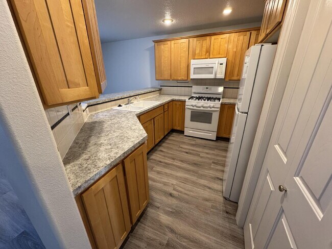 Foto del edificio - 2 Bedroom / 1.5 Bathroom, Duplex unit Close to Powell Butte Nature Park