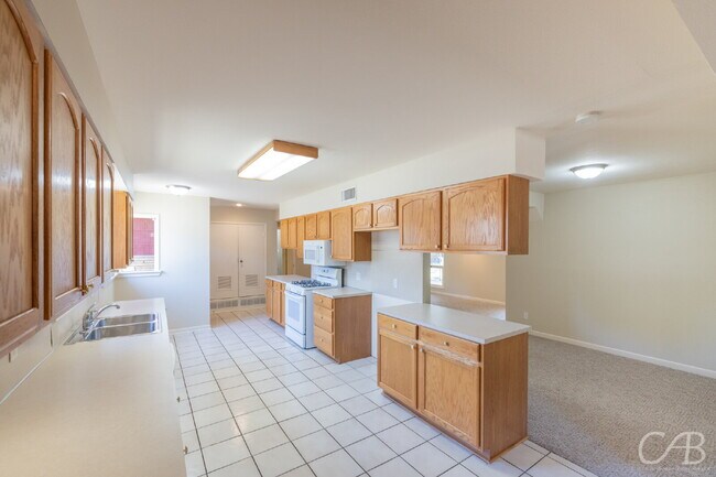 Foto del edificio - For  Lease