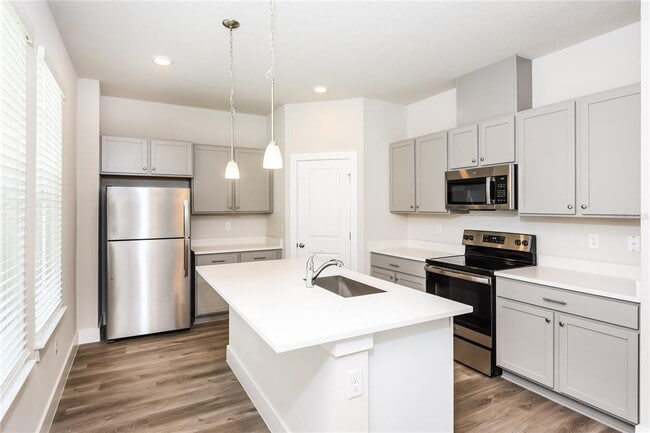 Building Photo - 816 E Voorhis Ave