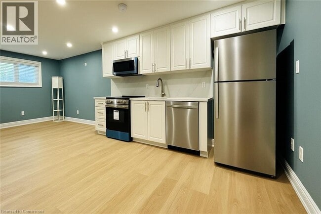 Building Photo - 255 Pineland Pl