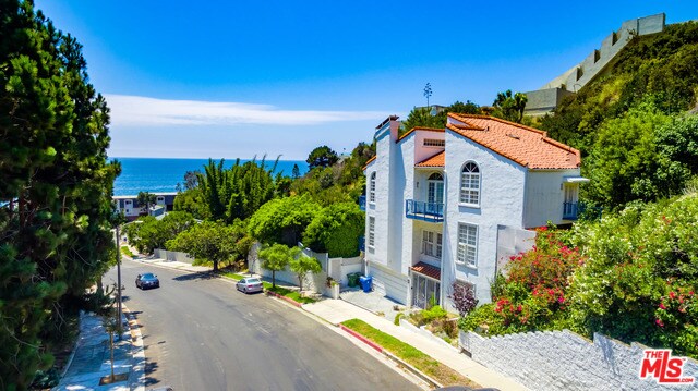 Foto principal - 181 S Surfview Dr