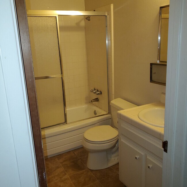 Bath - 1127 Starbird Cir