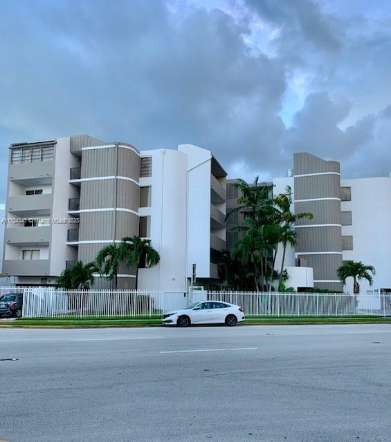 Building Photo - 2000 Biarritz Dr