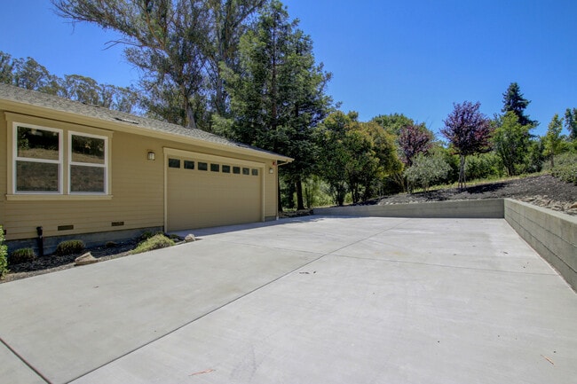 Building Photo - Country Property~West Petaluma~Keep horses...