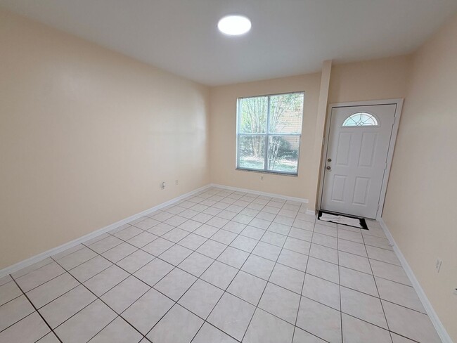 Building Photo - 3880 SW 20th Ave