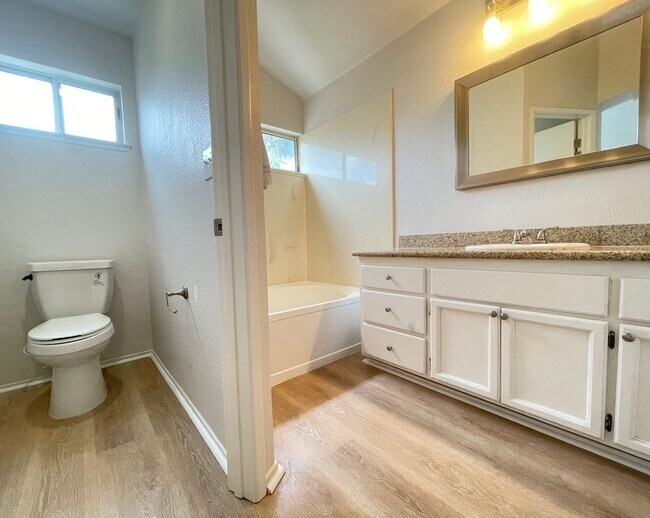 Foto del edificio - Beautiful 3 Bed 2.5 Bath Home with SOLAR i...