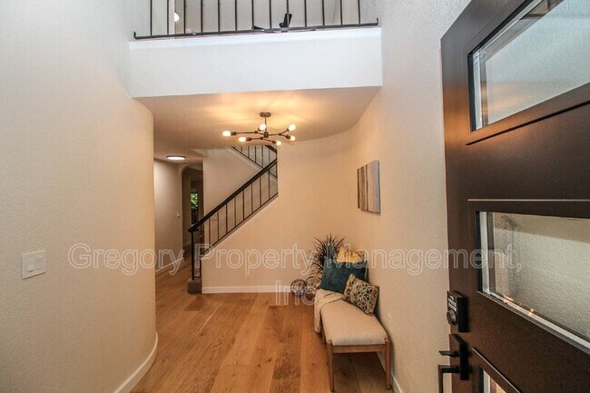 Building Photo - 1805 Village Green Dr