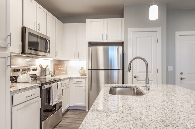 2BR, 2BA - 1098SF B2 - Cocina - Meridian at Rogers Branch