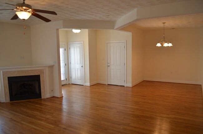 Building Photo - 915 Colley Ave