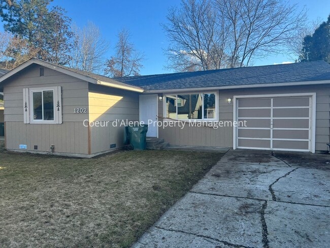 Building Photo - 2 bed house w/ fenced yard