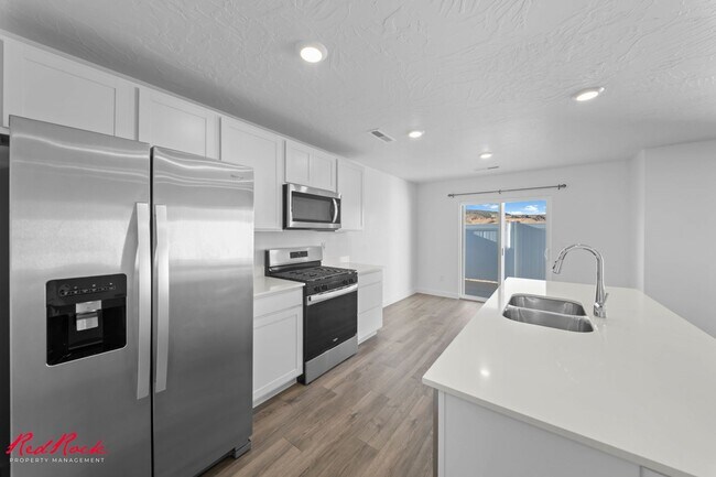 Foto del edificio - Beautiful 3 Bed Townhome with Amazing Amenities! 6 Month Lease