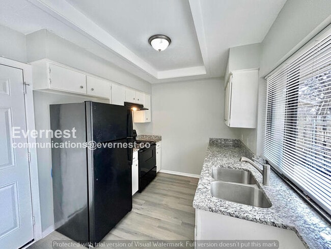 Building Photo - 415 Southlake Dr