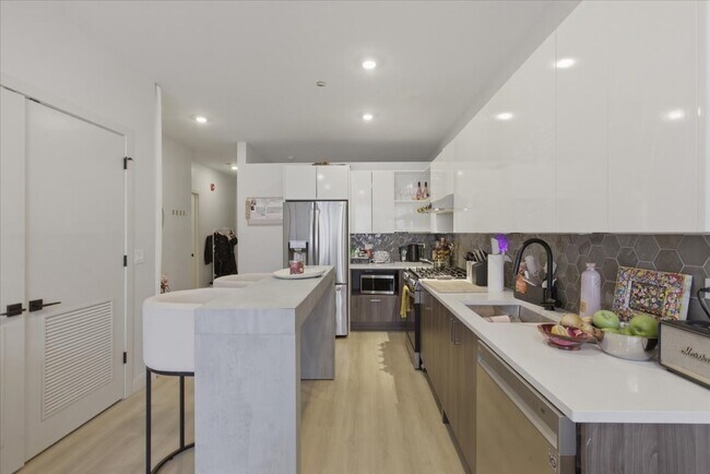 Foto del edificio - 948 W Sunnyside Ave