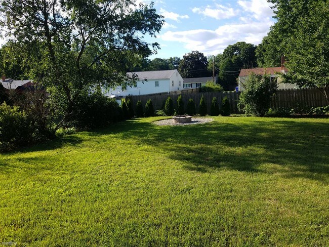 Building Photo - 25 Play Rd