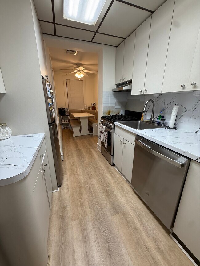 Vista de la cocina 1, gabinetes renovados, iluminación y ventilador. - 9 Green St