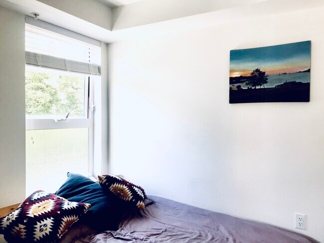 Building Photo - Bright West End 1.5-Bed with Rooftop Patio & Balcony