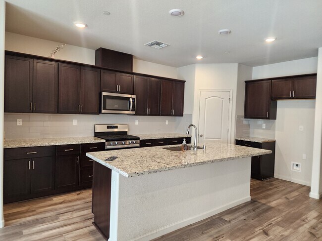 Building Photo - 2136 Knotty Pine Way