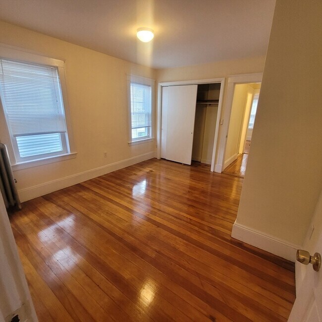 Foto del edificio - 248 Hyde Park Ave