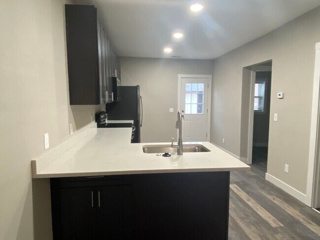 Building Photo - Beautifully remodeled 2 bed 1 bath unit in duplex!