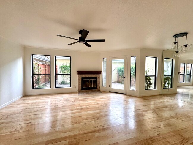 Foto del edificio - 983 E Foxhill Dr