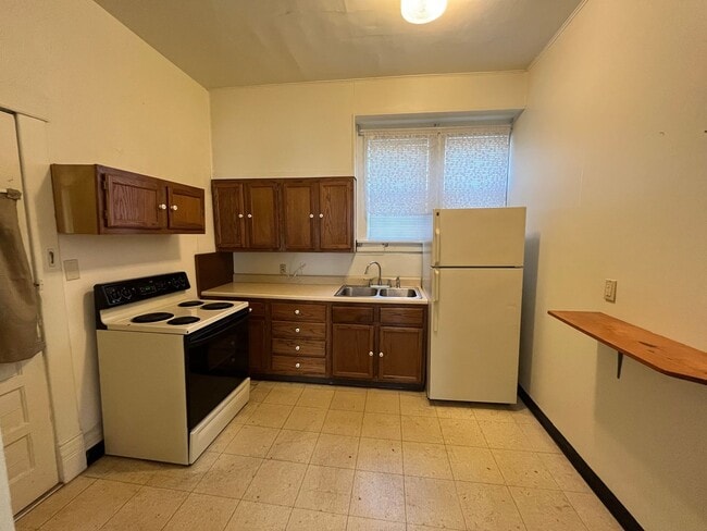 Photo - 1642 Main St Apartment