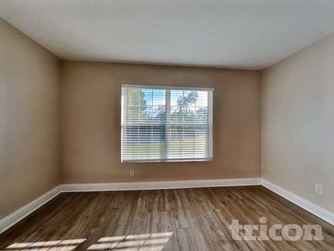 Foto del edificio - 55 Russo Dr