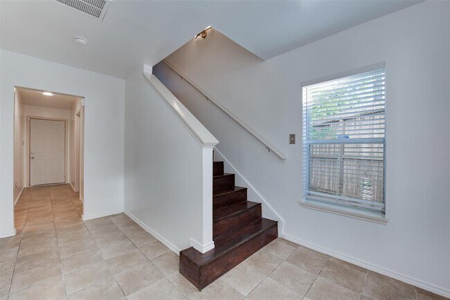 Building Photo - 2735 Woodridge Manor Dr