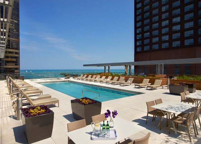 Foto del edificio - 644 N lakeshore Dr