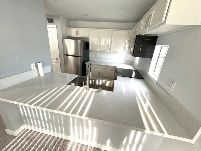 Foto del edificio - Charming 2-bedroom, 2-bath condominium ready to be called home!