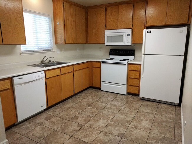 Building Photo - Chico Charmer! Close to downtown Chico and...