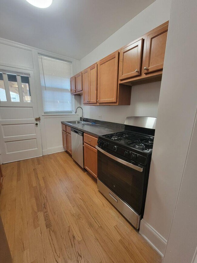 Building Photo - 1 bedroom in Chicago IL 60626