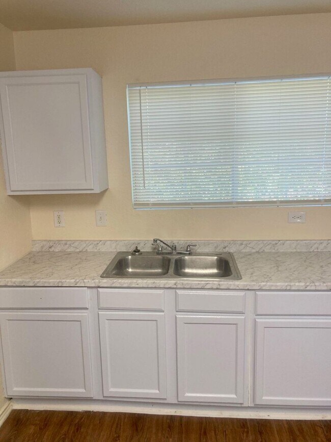 Building Photo - Spacious open concept ranch