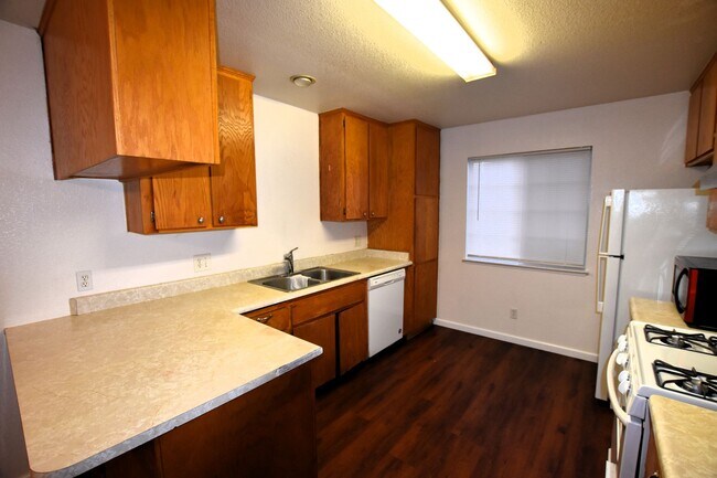 Building Photo - Charming 3 Bedroom 2 Bath House Court Loca...