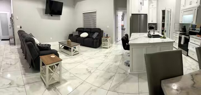 Foto del edificio - 3402 Las Vistas Ln