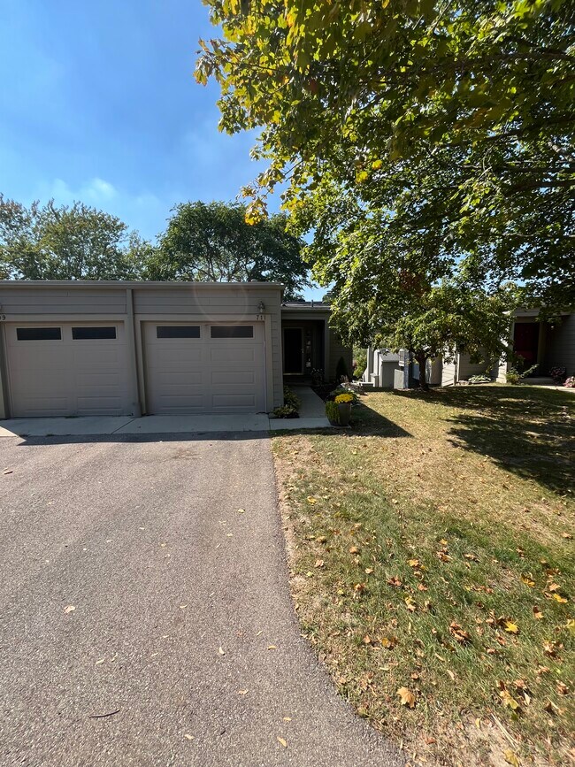 Building Photo - 711 Skynob Dr
