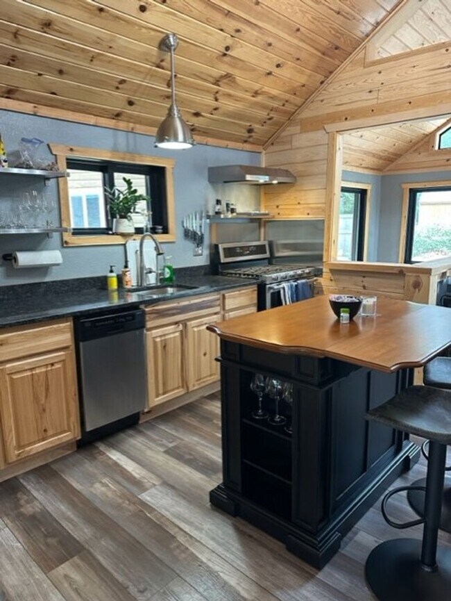 Building Photo - East Twin Lake Home - 3 BR, 2 Bath Single ...