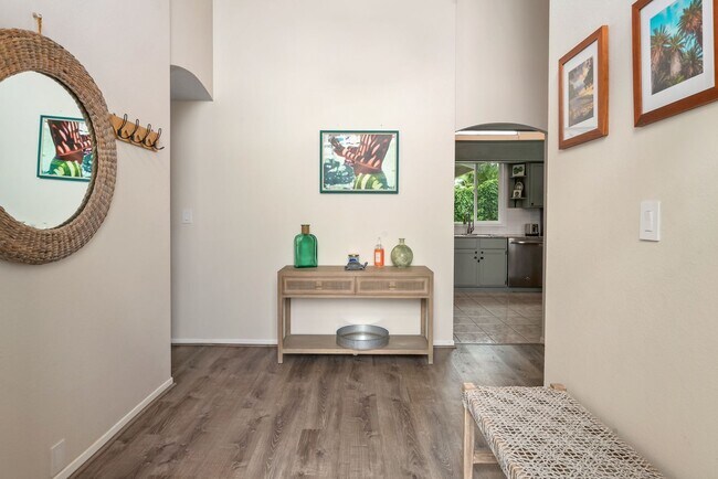Building Photo - Beautifully Furnished 3 Bedroom 2 Bath Pri...