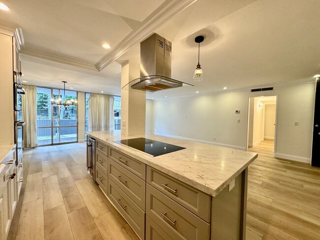 Building Photo - Luxury living in the heart of West Hollywood at the Kings Plaza!