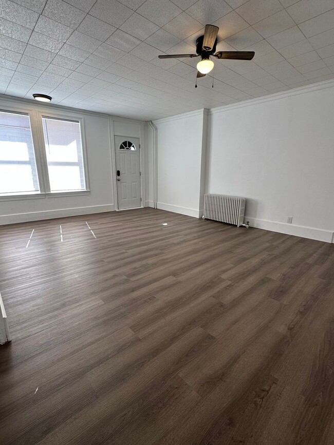 Foto del edificio - 565 W Market St