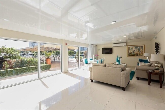 Foto del edificio - 220 Kings Point Dr