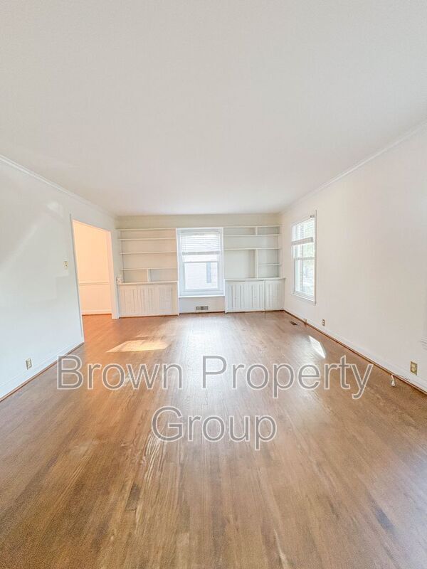 Foto del edificio - 2522 Mirror Lake Dr